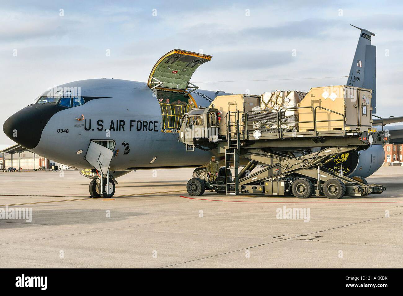 Die Flieger der 127th Logistics Readiness Squadron nutzen einen K-Loader, um am 08. Dezember 2021 Fracht auf einen KC-135 Stratotanker auf der Selfridge Air National Guard Base, Michigan, zu transportieren. Die KC-135 bietet nicht nur die Kernkapazität für die Luftwaffe der Vereinigten Staaten, sondern kann auch Fracht- und Medivac-Patienten mit Hilfe von Patientenstützpaletten während der aeromedizinischen Evakuierung transportieren. (USA Foto der Air National Guard von Terry L. Atwell) Stockfoto