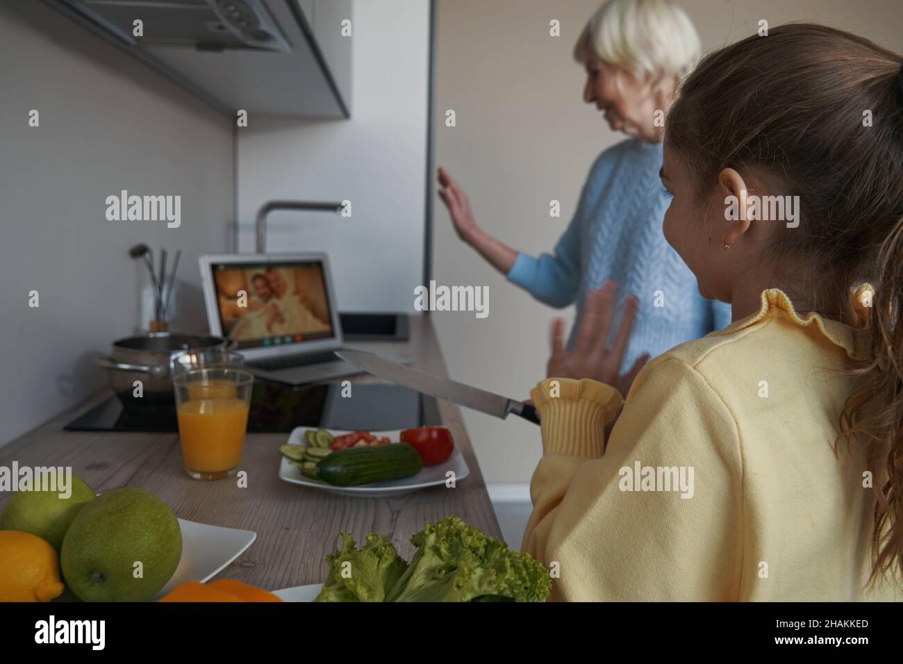 Oma und Kind beim Abendessen und Videospielen ihrer Lieben Stockfoto