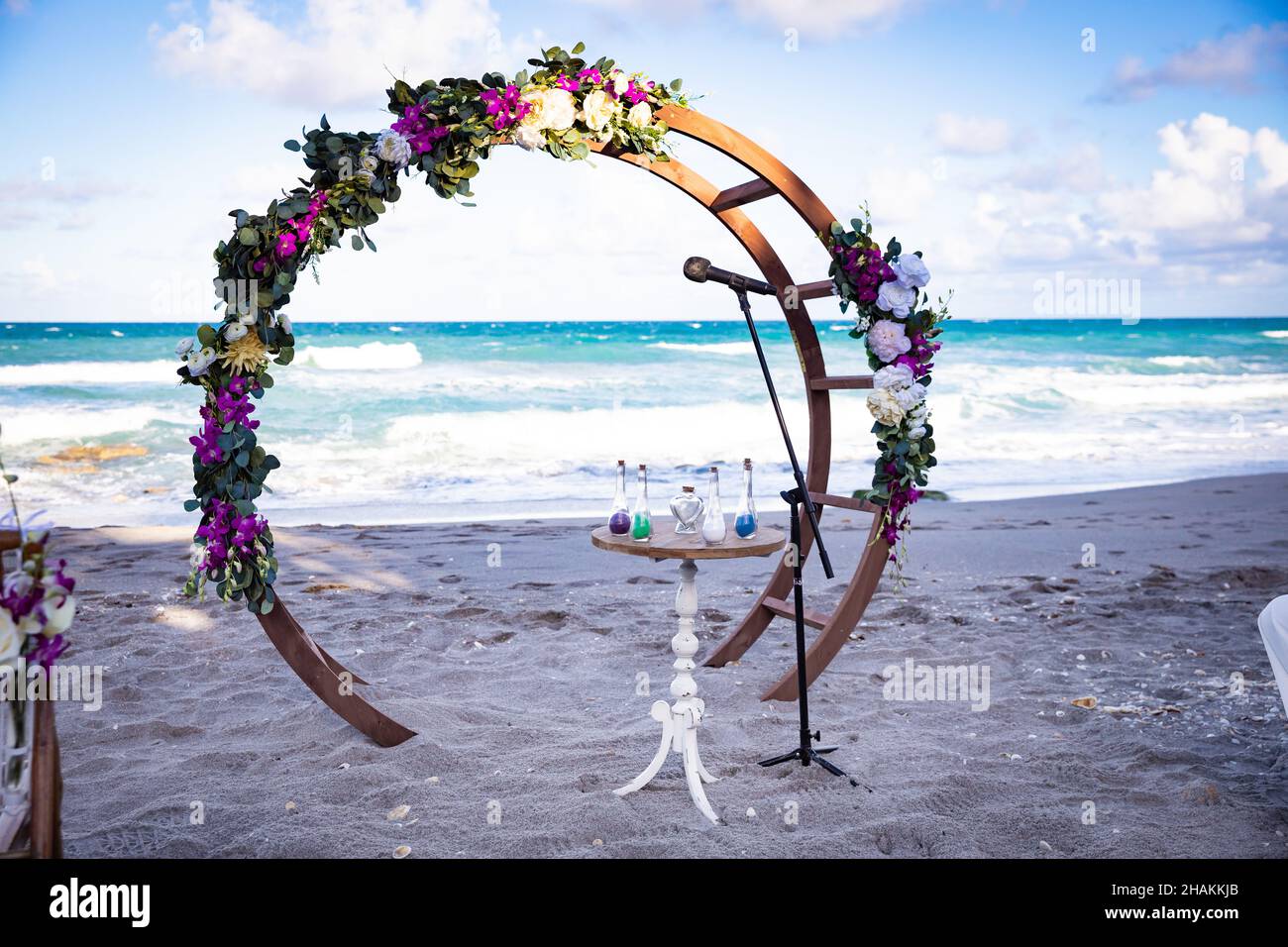 Wunderschöne Dekoration am Strand für die Hochzeit Stockfotografie - Alamy