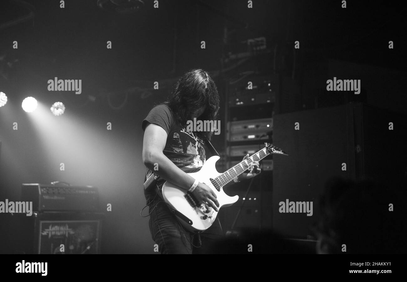 Graustufenaufnahme eines Mannes, der die E-Gitarre spielt Stockfoto