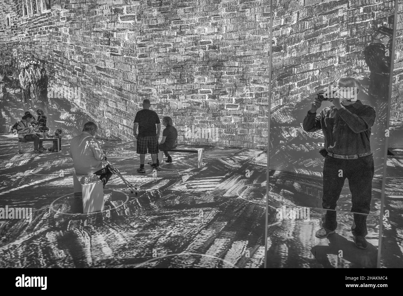 Reflektion des Fotografen in der Immersive Van Gogh Ausstellung. Stockfoto