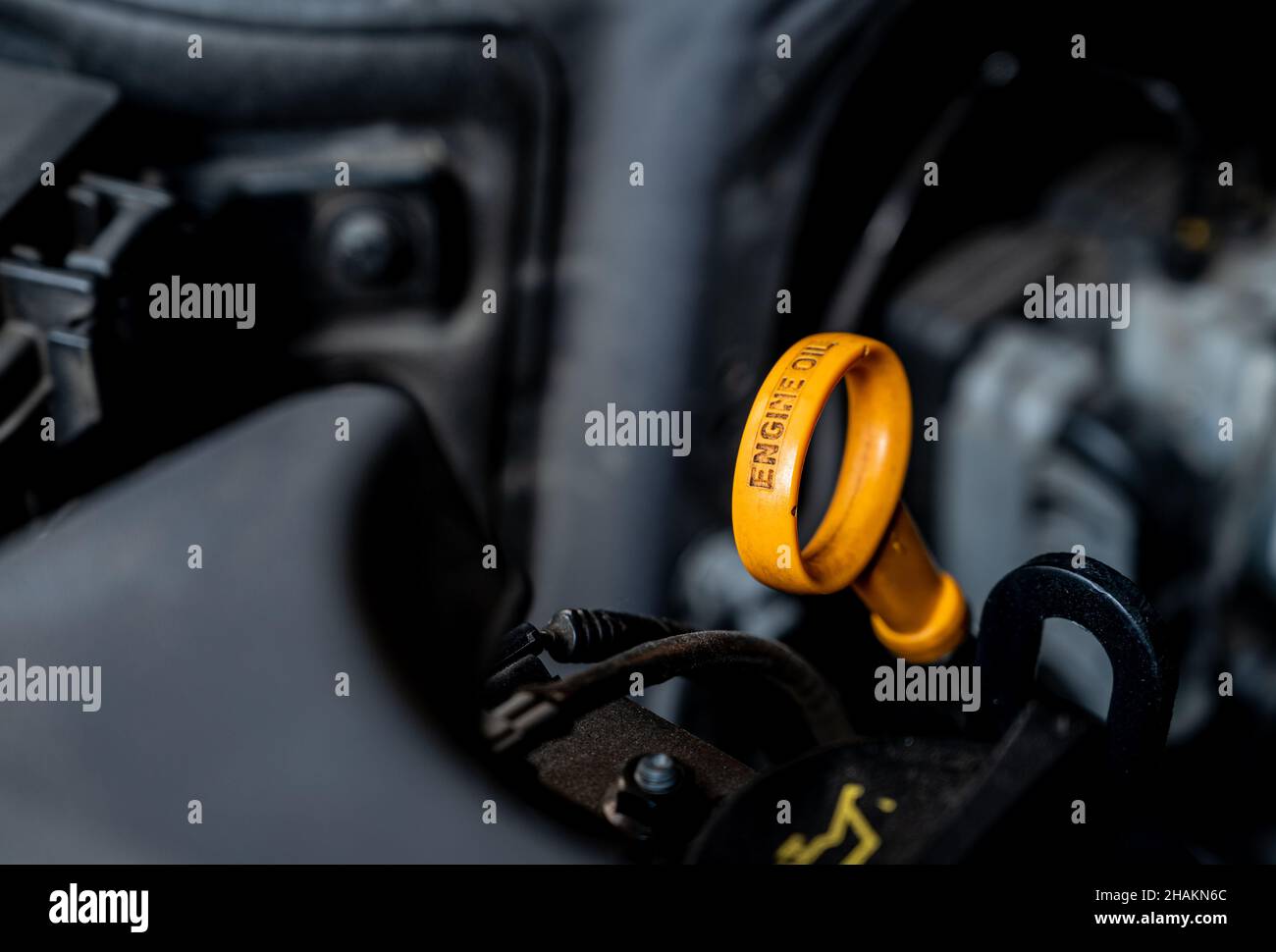 Fahrzeugmotor mit gelbem Ölmessstab. Stockfoto