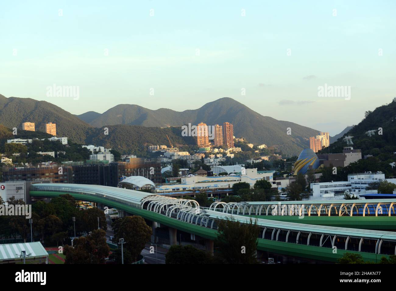 Blick auf den Ocean Park und die MTR South Line Brücke in Hongkong. Stockfoto