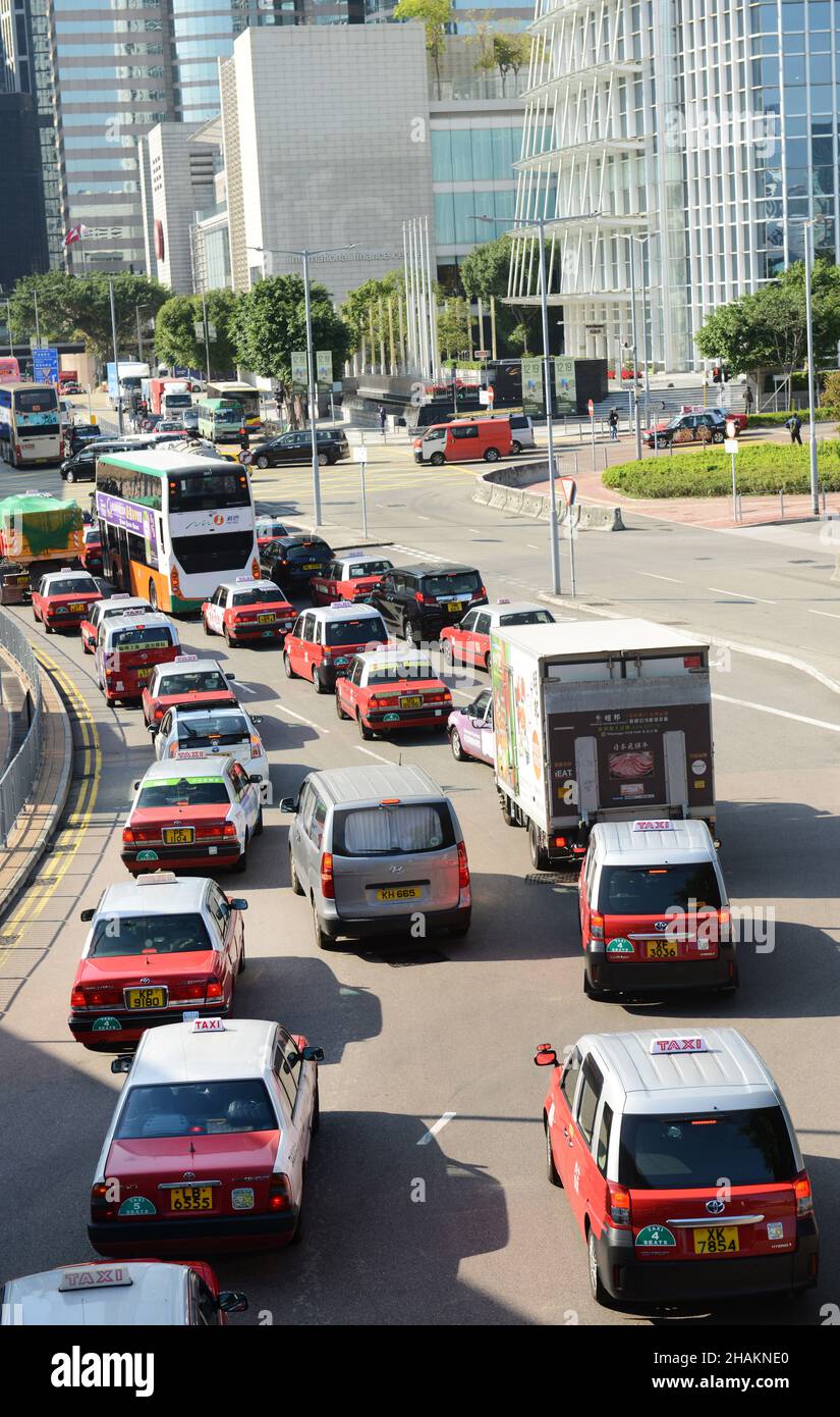 Toyota-Komforttaxis stehen in einem Stau in der Nähe des IFC-Turms in Hongkong. Stockfoto