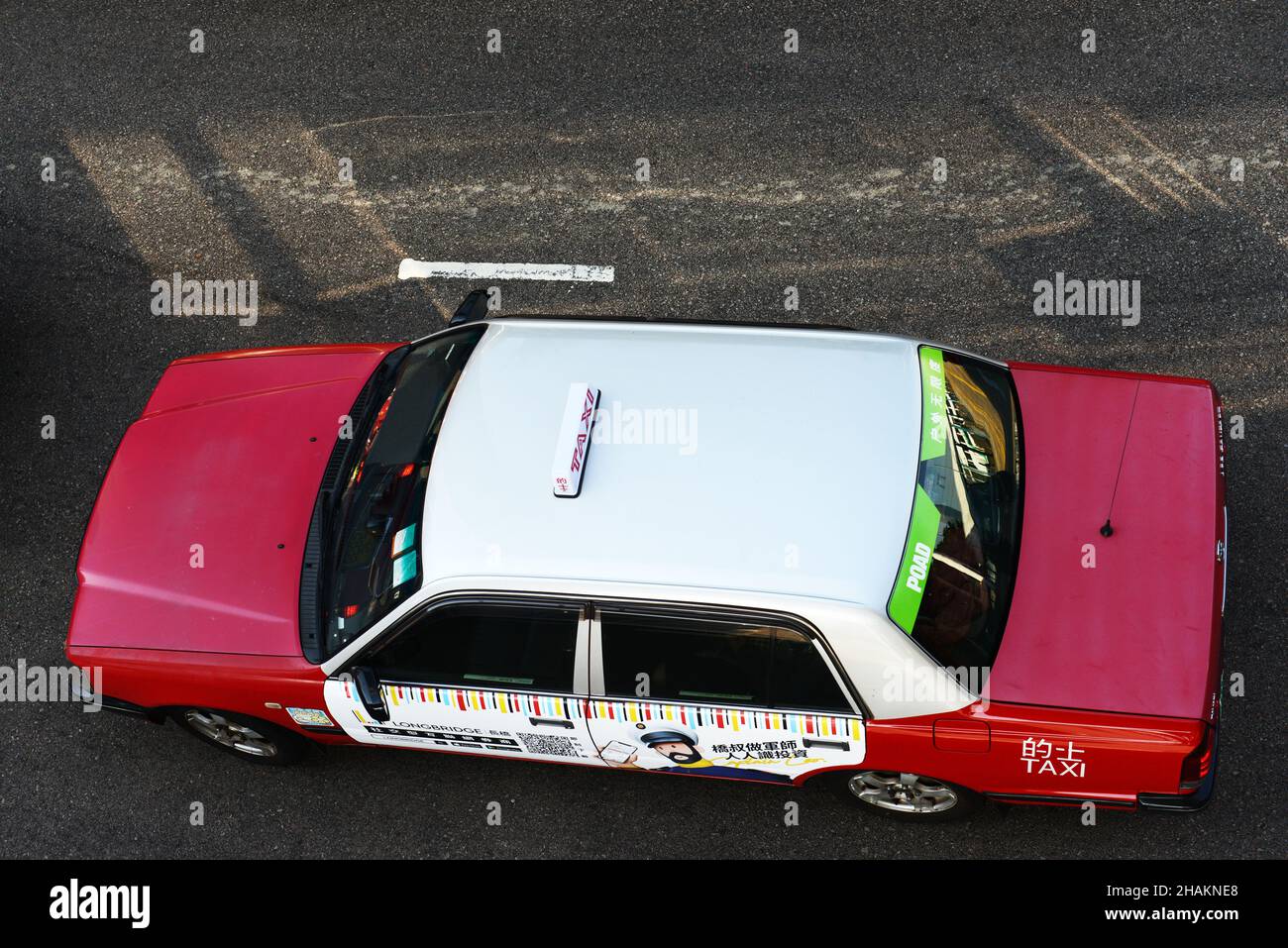 Ein rotes Toyota Comfort Taxi in Hongkong. Stockfoto