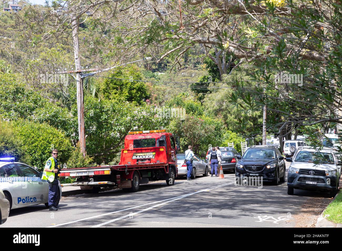 Die Polizei von Sydney nimmt an einem Verkehrsunfall in Avalon Beach, NSW, Australien, Teil und nimmt einen Abschleppwagen vor Stockfoto