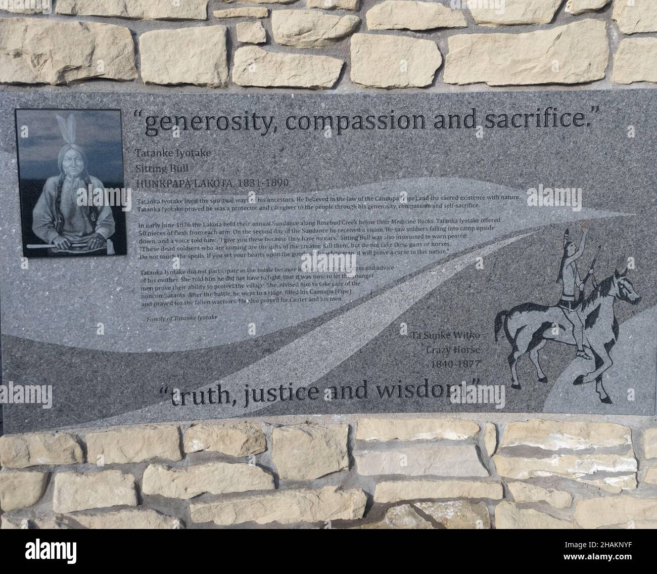 Gravur auf dem Peace Thru Unity Indian Memorial über Sitting Bull und Crazy Horse am Little Bighorn Battlefield National Monument Stockfoto