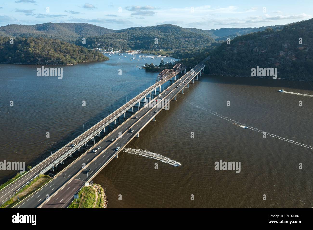 Luftaufnahme der M1 Pacific Motorway und der Hawkesbury River Bridge in Mooney Mooney, NSW, Australien. Stockfoto