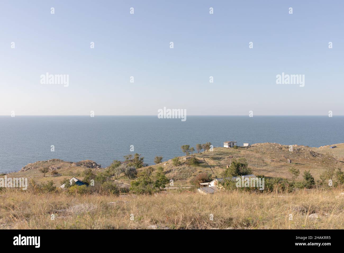 Seascape mit Klippen und Fischerhaus am Ufer. Asowschen Meer, Russland. Stockfoto