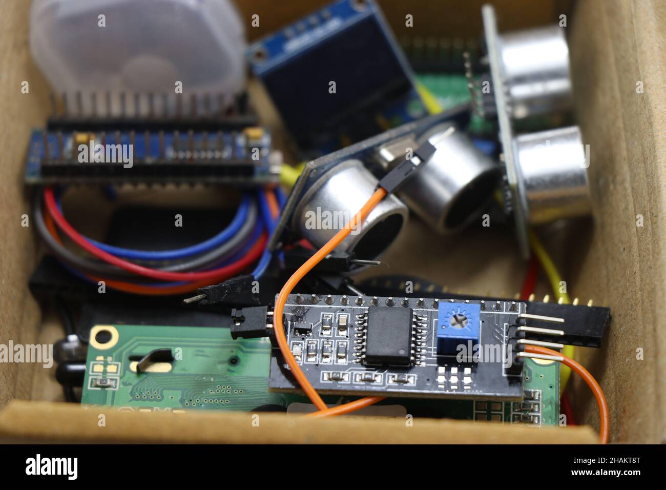 I2C LCD-Modul und Ultraschall-Distanzsensor zusammen mit anderen elektronischen Komponenten in einer Box Stockfoto