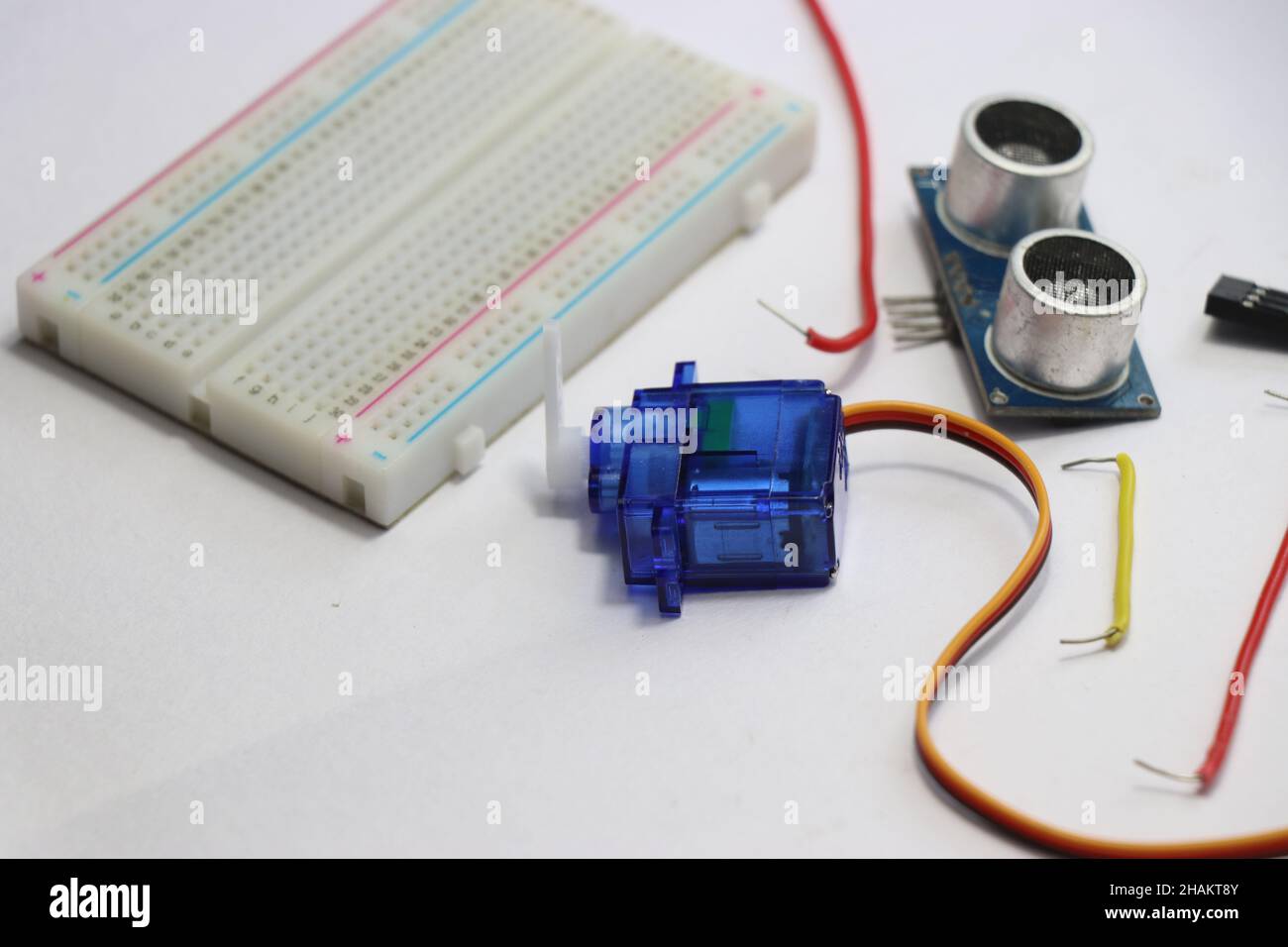 Breadboard mit Mikroservo- und Ultraschallsensormodul für Entwicklungsboard-Projekte Stockfoto