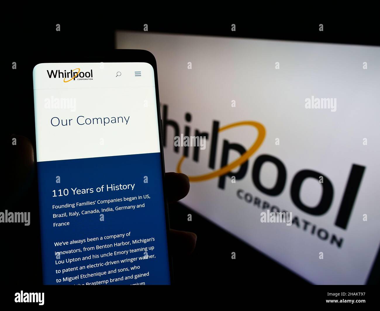 Person, die Mobiltelefon mit Website des US-amerikanischen Hausgerätunternehmens Whirlpool Corporation auf dem Bildschirm mit Logo hält. Konzentrieren Sie sich auf die Mitte des Telefondisplays. Stockfoto