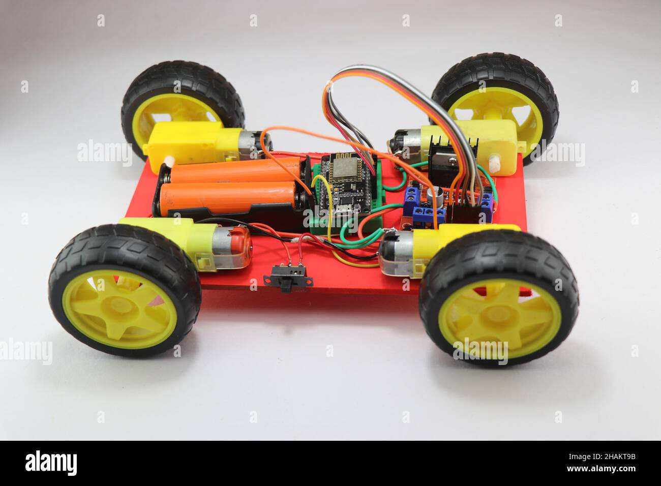 Programmierbares Roboterauto mit Allradantrieb und drahtloser Steuerungsmöglichkeit. IoT-Projektkonzept auf einem Prototypmodell dargestellt Stockfoto