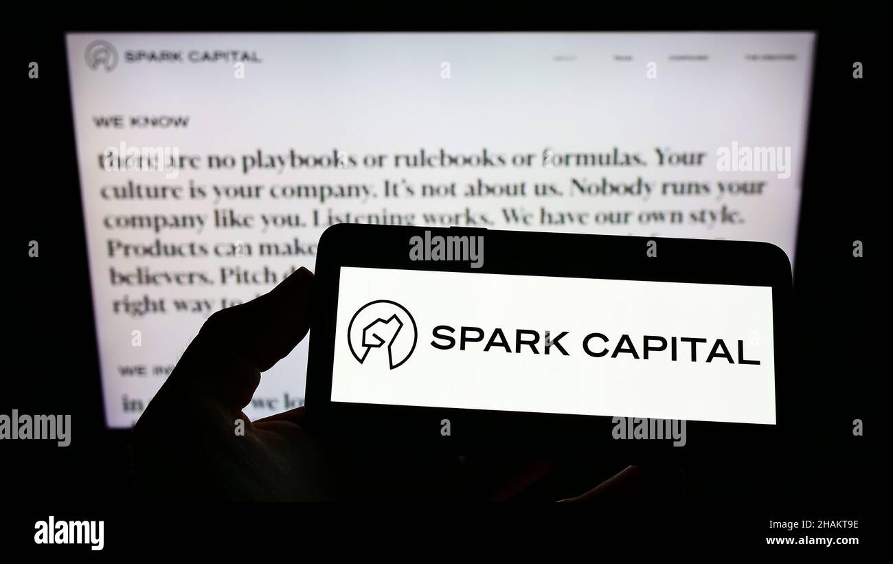 Person, die ein Smartphone mit dem Logo der US-Investmentgesellschaft Spark Capital Partners LLC auf dem Bildschirm vor der Website hält. Konzentrieren Sie sich auf die Telefonanzeige. Stockfoto