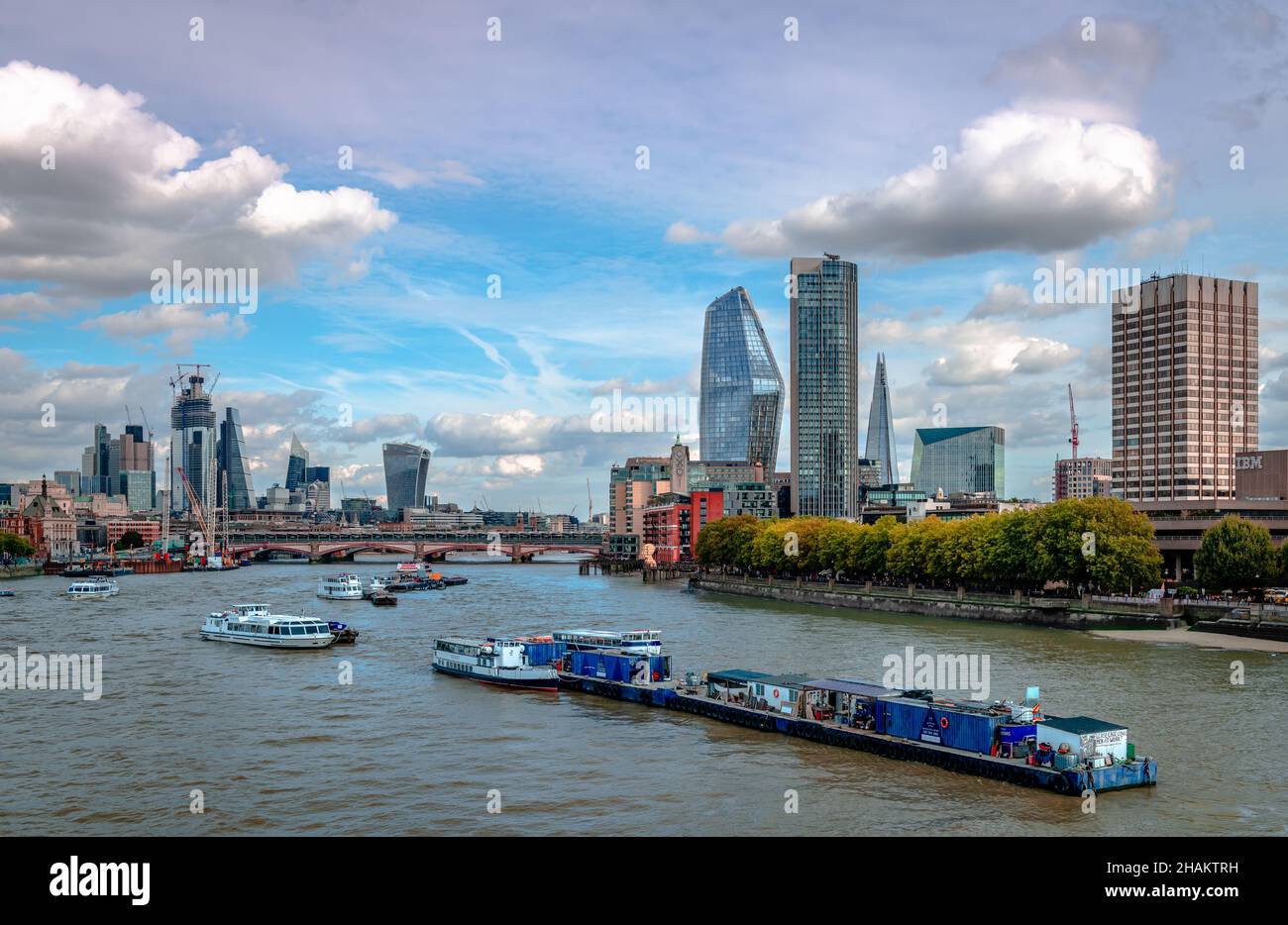London, Großbritannien - 15 2018. September: Die Themse, die Southbank und die City of London von der Waterloo Bridge aus gesehen. Stockfoto