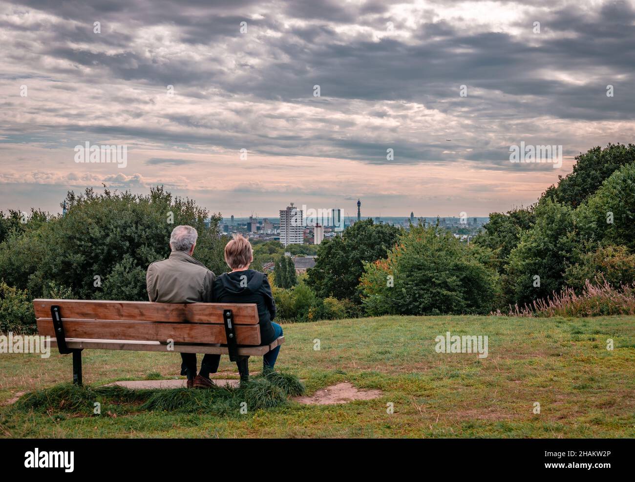 London, Großbritannien - 16 2018. September: Ein nicht identifiziertes Paar genießt den Blick auf die Skyline von London von der Spitze des Parliament Hill in Hampstead Heath. Stockfoto
