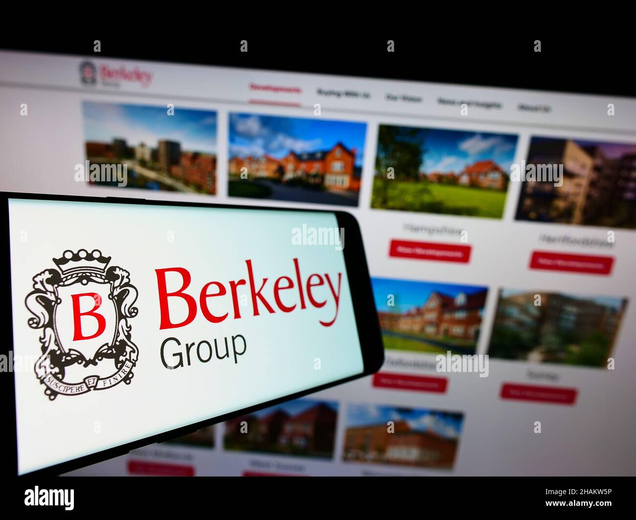 Smartphone mit Logo des britischen Unternehmens The Berkeley Group Holdings plc auf dem Bildschirm vor der Website. Konzentrieren Sie sich auf die Mitte links des Telefondisplays. Stockfoto