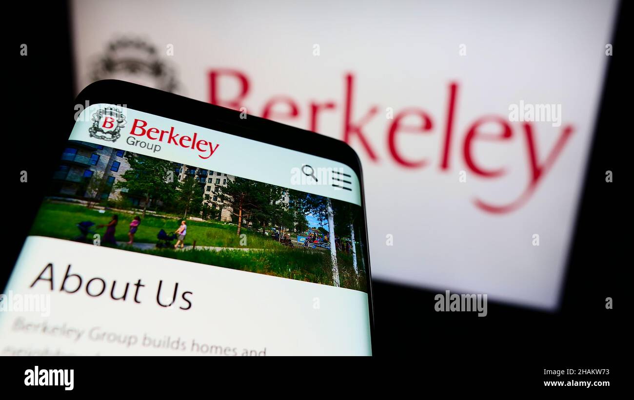 Mobiltelefon mit Website des britischen Unternehmens The Berkeley Group Holdings plc auf dem Bildschirm vor dem Logo. Konzentrieren Sie sich auf die obere linke Seite des Telefondisplays. Stockfoto