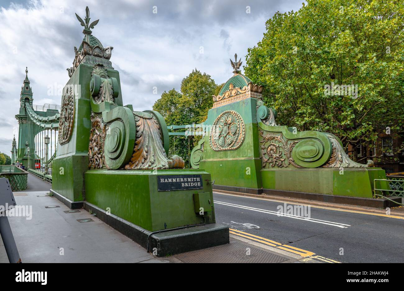 London, Großbritannien - September 18 2018: Ende der Details der Hammersmith Bridge, einer Hängebrücke, die die Themse im Westen Londons überquert Stockfoto