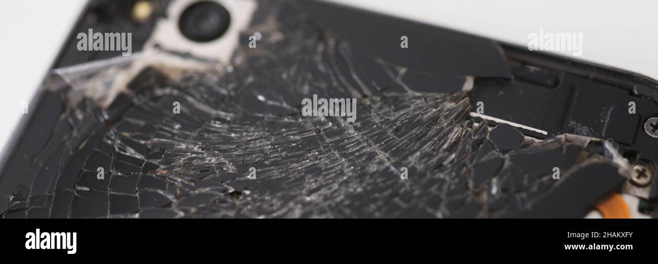 Nahaufnahme eines schwarzen defekten Mobiltelefons in der Werkstatt Stockfoto