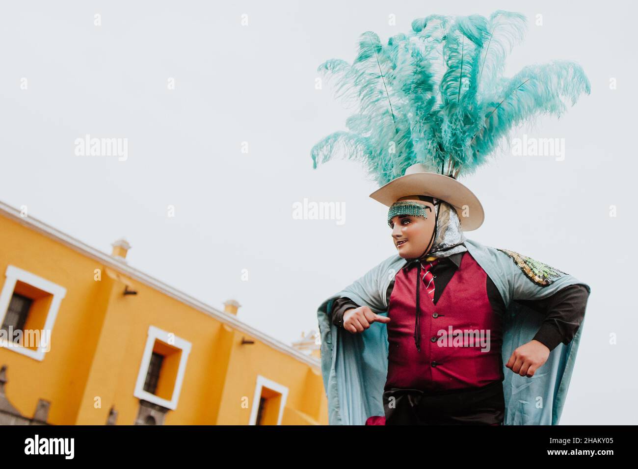 Huehues Mexico, mexikanische Karnevalsänzerin in mit traditioneller Tracht und Maske in Lateinamerika Stockfoto