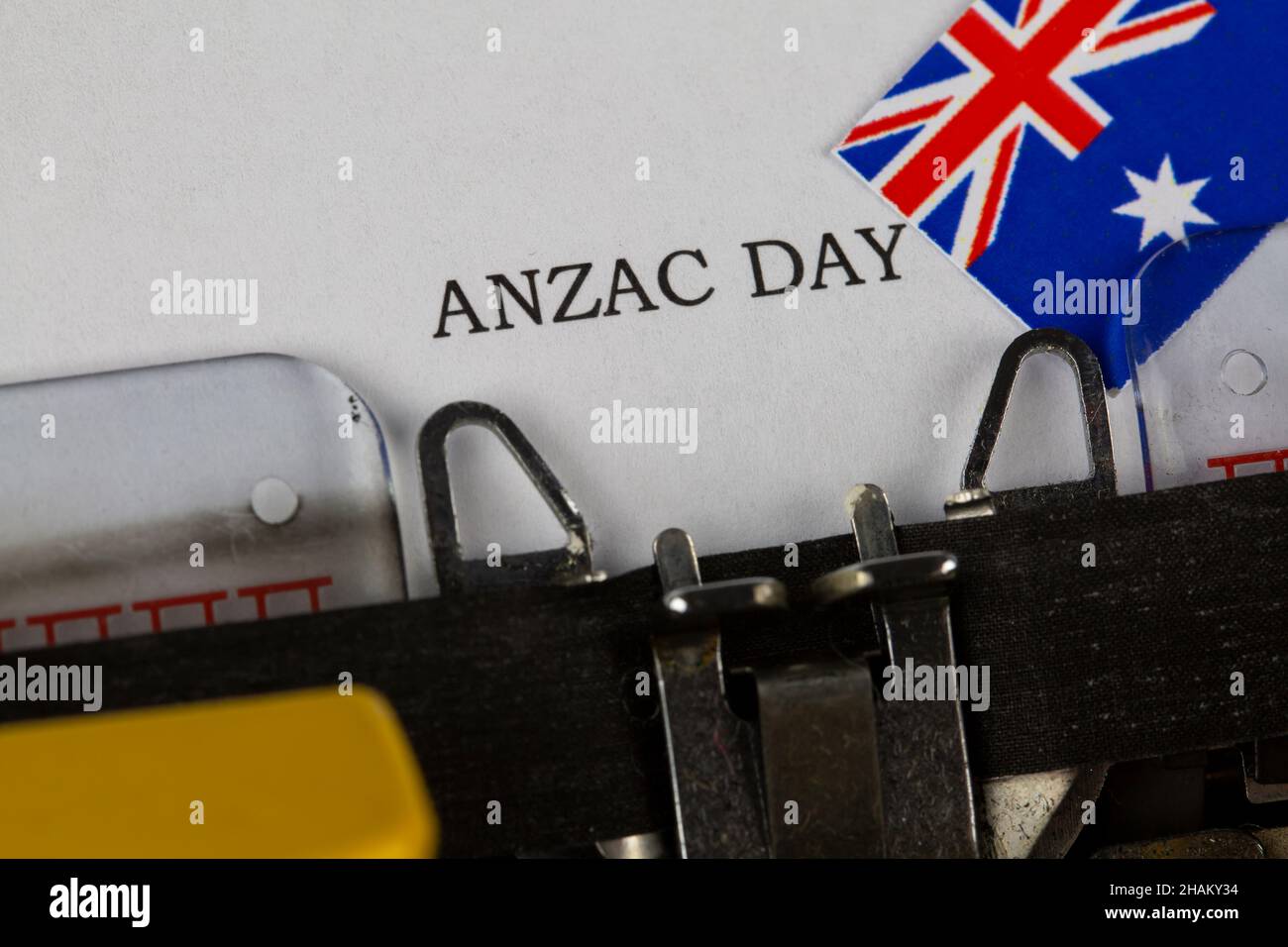 Alte Schreibmaschine mit Text Anzac Day Stockfoto