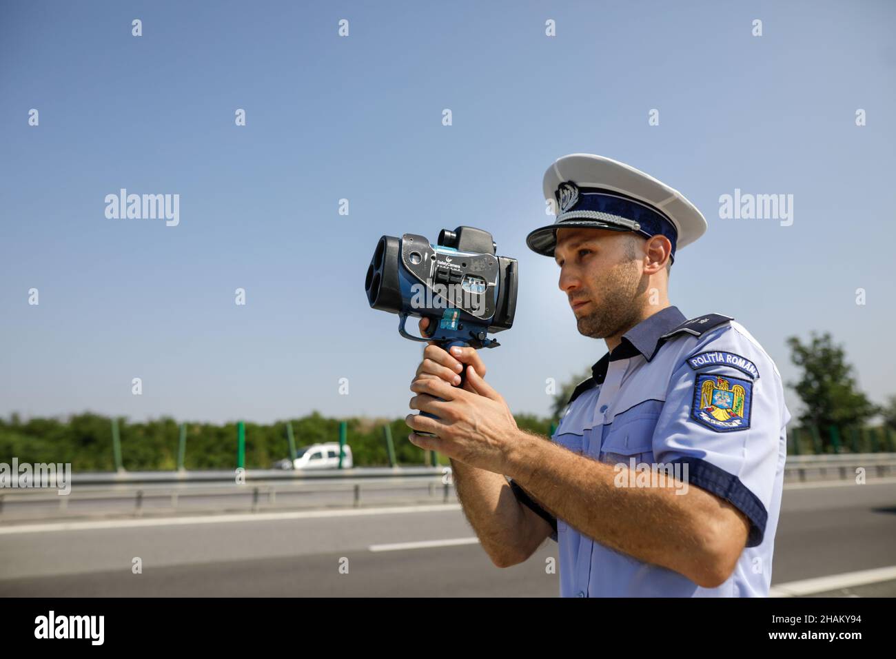 Highway 2 Bukarest - Constanta, Rumänien - 10. August 2021: Der rumänische Verkehrspolizisten verwendet ein Radargewehr. Stockfoto