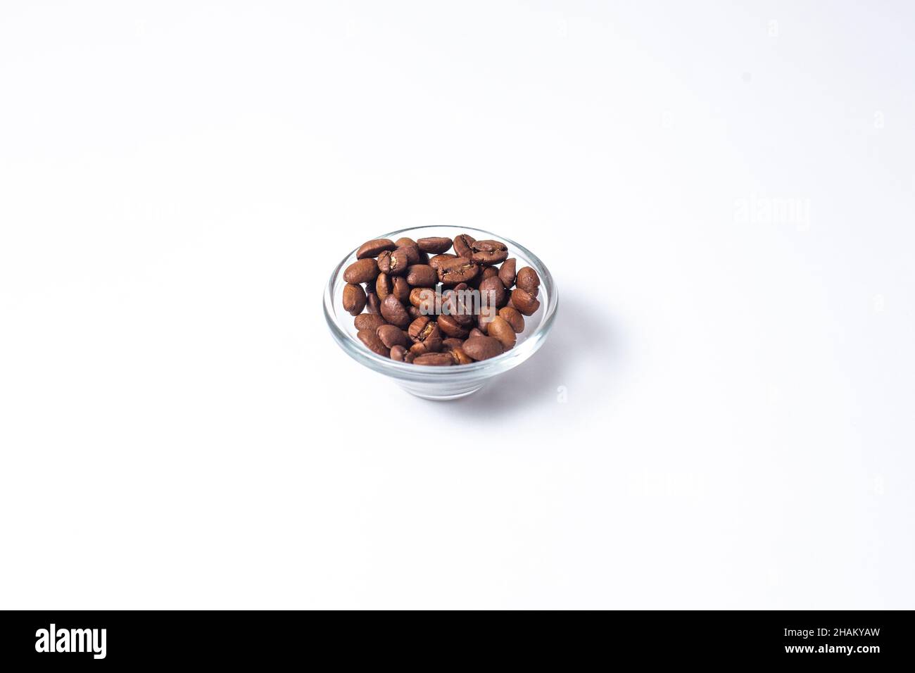 Mexikanische Kaffeebohnen isoliert auf weißem Hintergrund Stockfoto