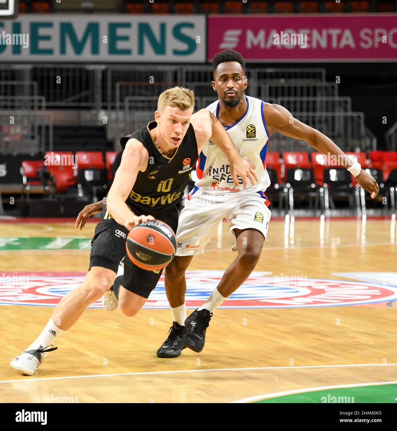 München, Deutschland. 09th Dez 2021. Basketball: Euroleague, FC Bayern München - Anadolu Efes Istanbul, Main Round, Matchday 14, im Audi Dome. Ognjen Jaramaz (l) aus Bayern und Rodrigue Beaubois aus Efes. Bayern gewinnt mit 83:71. Quelle: Tobias Hase/dpa/Alamy Live News Stockfoto