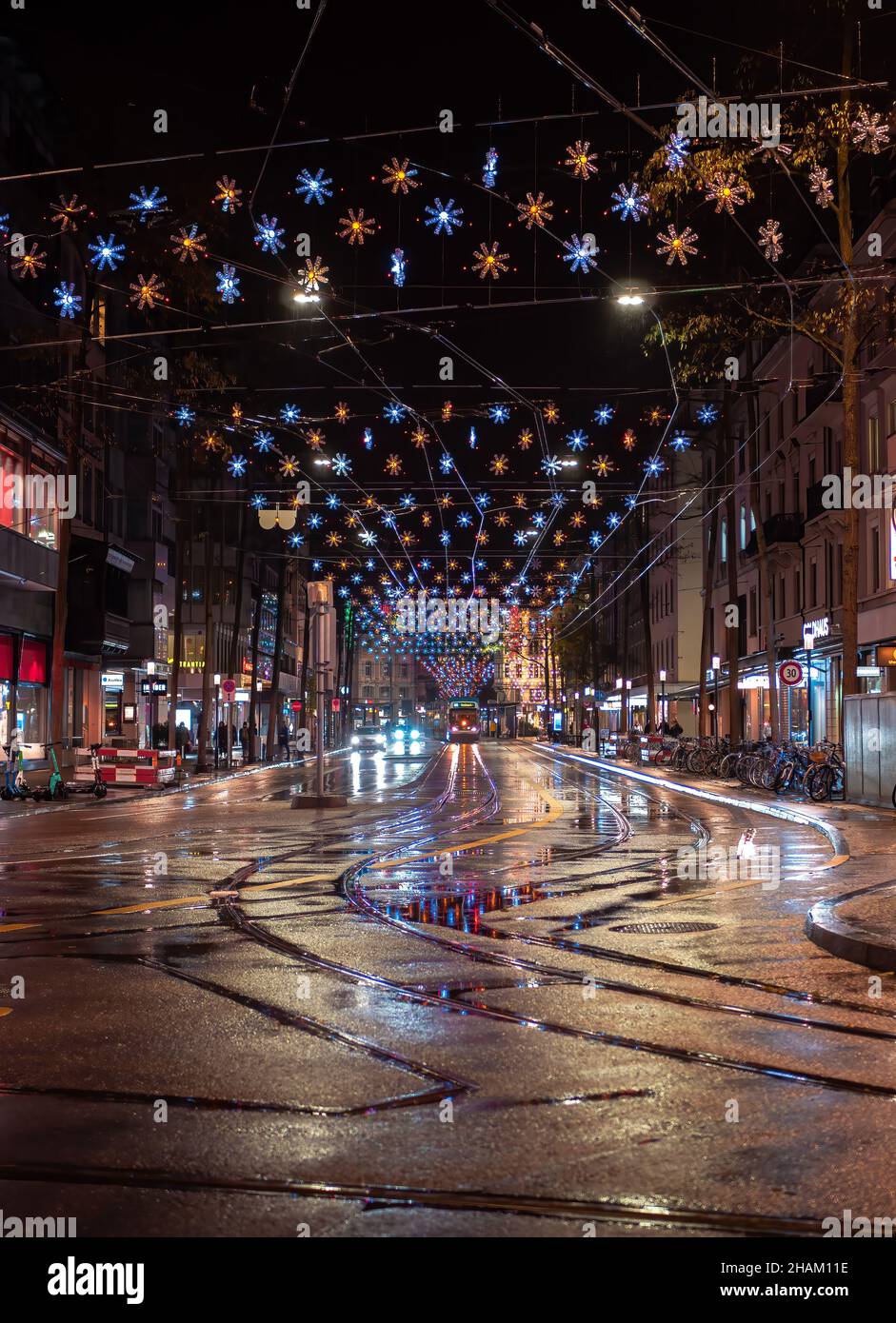 Zürich, Schweiz - 30. November 2021: Beleuchtete Lowenstrasse in Zürich und  ihre weihnachtliche Dekoration Stockfotografie - Alamy