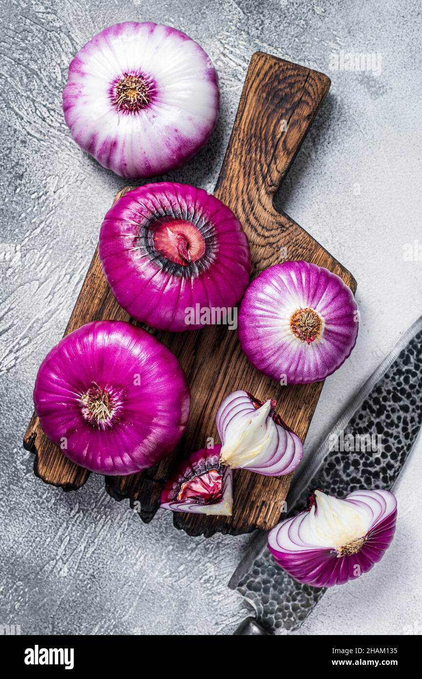 Geschnitten flache rote süße Zwiebel auf einem Schneidebrett. Weißer Hintergrund. Draufsicht Stockfoto