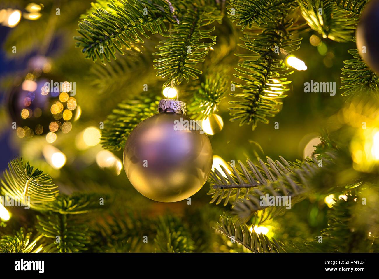 Nahaufnahme einer silbernen Weihnachtsbaumkugel Stockfoto