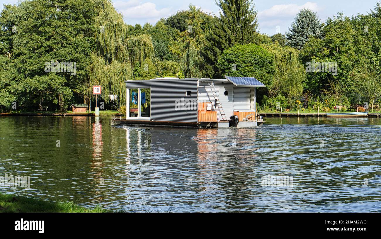 Mit dem Hausboot auf der Dahme in Brandenburg. Entspanntes Segeln mit dem Boot. Natur und Landschaft entdecken Stockfoto