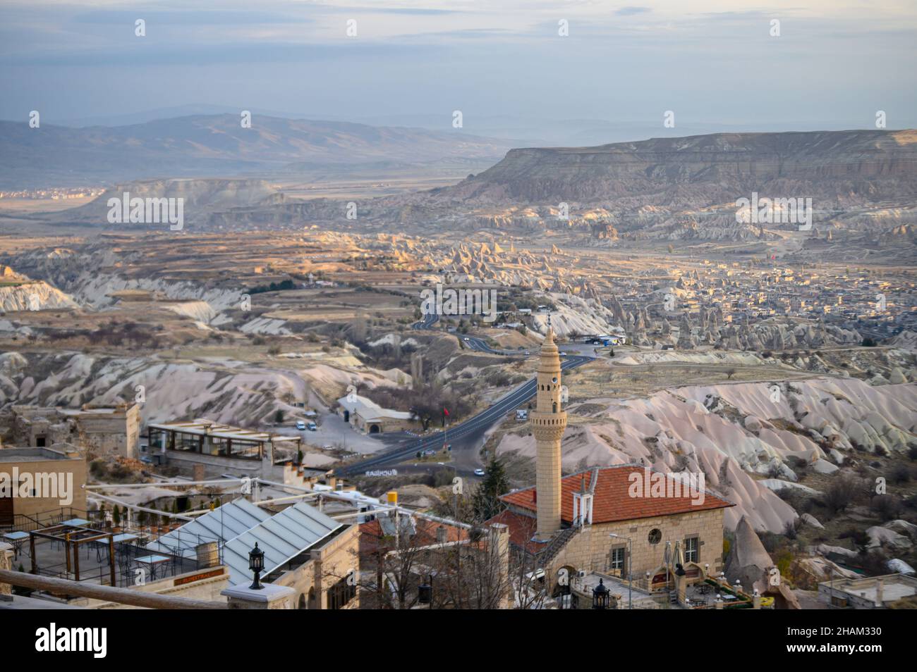 Panorama von Kappadokien, Türkei Landschaft und Tal mit alten Felsformationen und Höhlen. Blick vom Schloss Uchisar Stockfoto