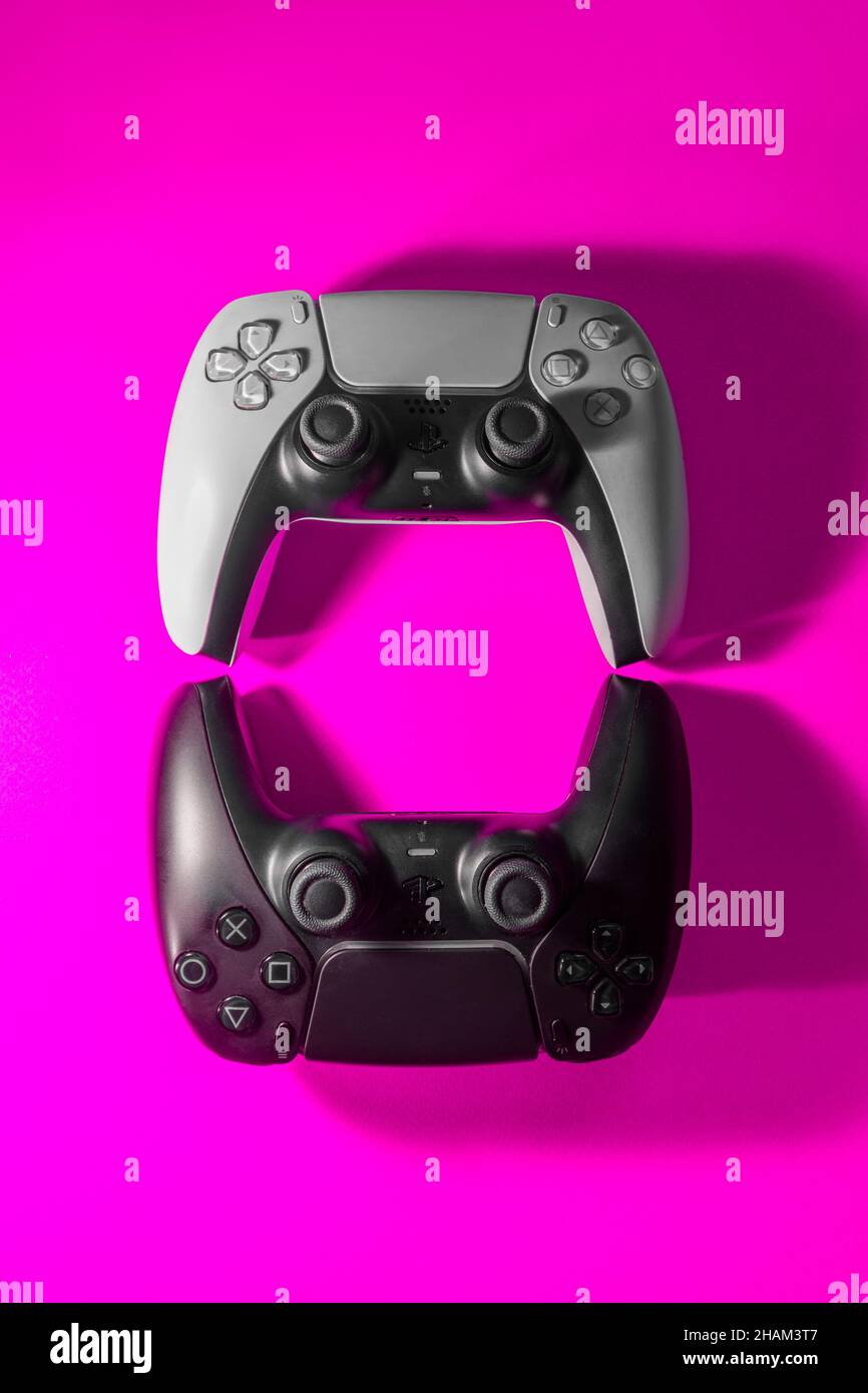 Ukraine - 10. Dezember 2021.Wireless PlayStation 5 Dualsense Gamepads. Stockfoto