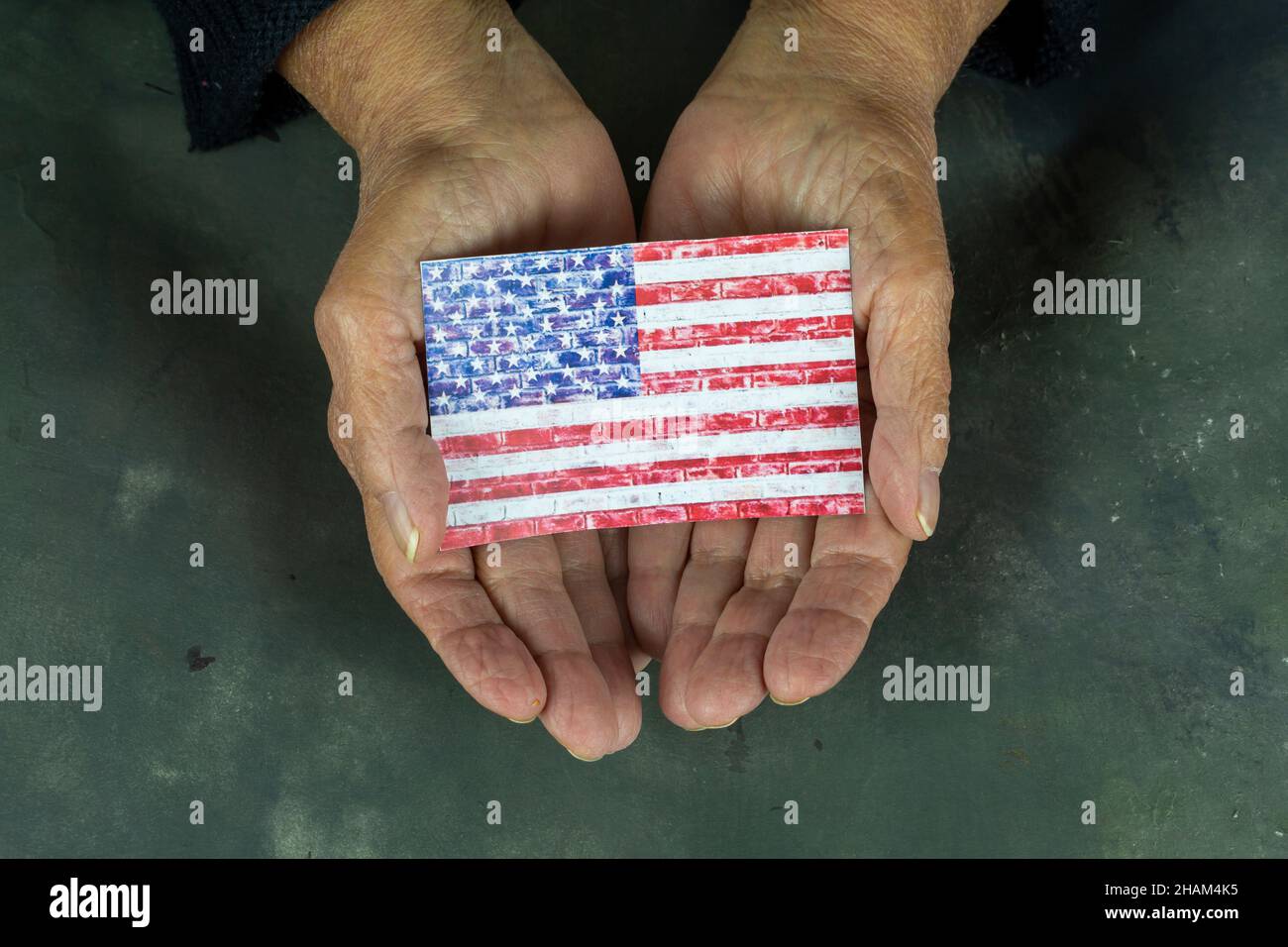 Frau mit amerikanischer Flagge in der Hand Stockfoto