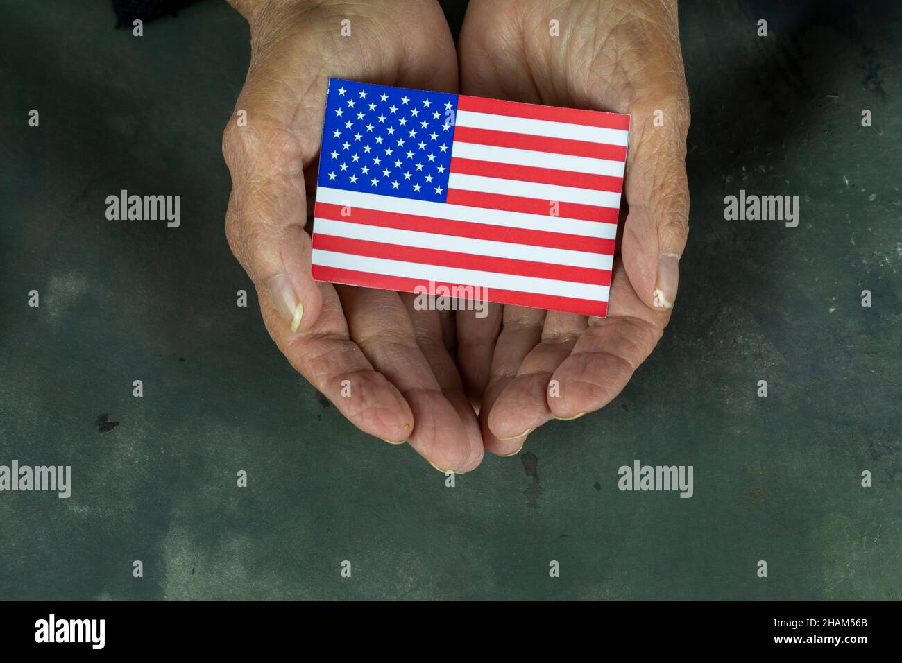 Frau mit amerikanischer Flagge in der Hand Stockfoto