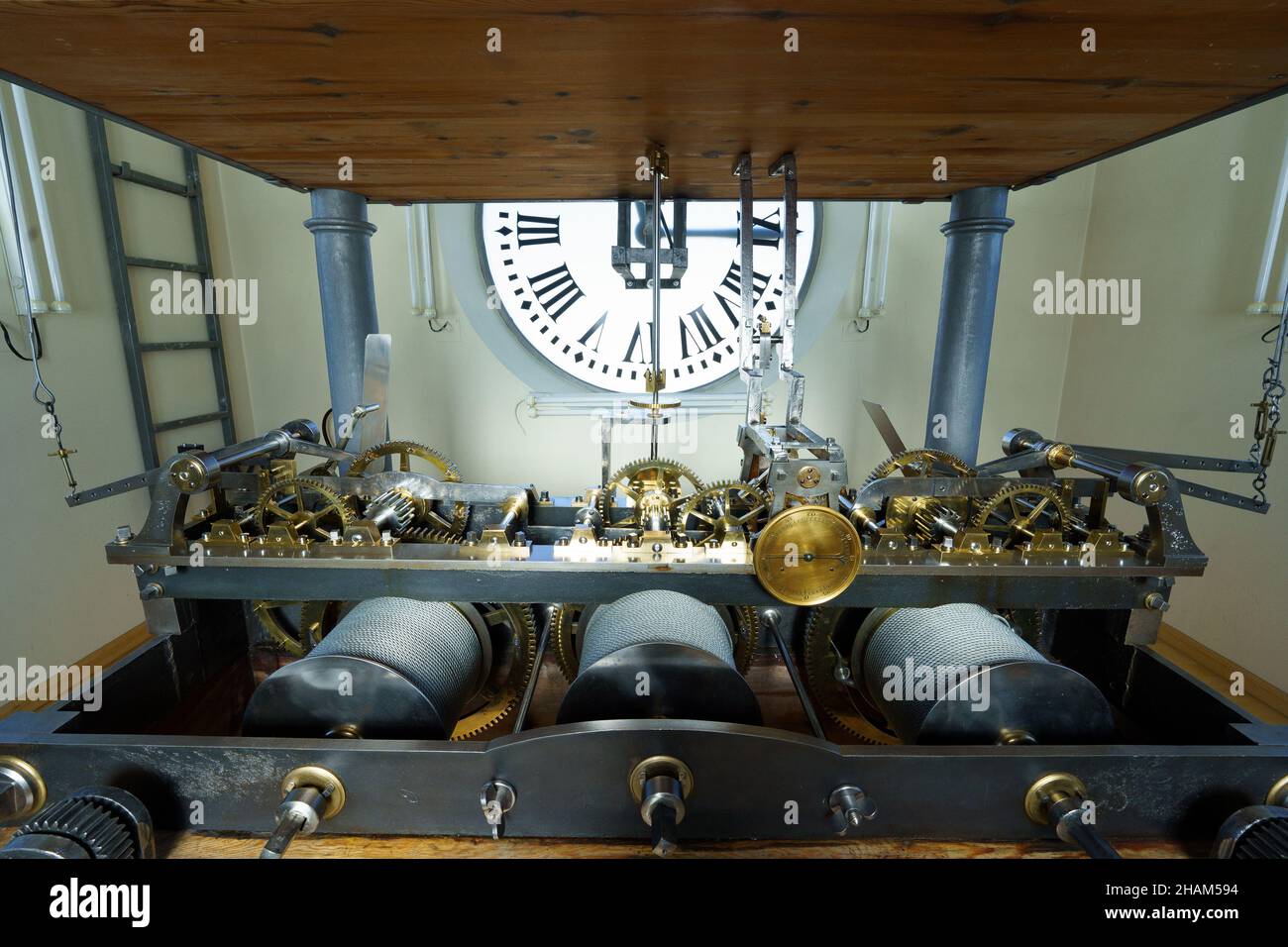 Madrid, Spanien. 13th Dez 2021. Innenansicht des Mechanismus der Uhr Puerta del Sol, die am 31. Dezember in der Puerta del Sol Glockenspiel geben wird.Madrid letzte Vorbereitungen, um in 18 Tagen das mythische Glockenspiel des Endes des Jahres zu feiern. Die Uhr, die 1866 in London hergestellt wurde, zählt die 12 Sekunden vor Mitternacht am 31. Dezember, um das neue Jahr 2022 einzuläuten. (Foto: Atilano Garcia/SOPA Images/Sipa USA) Quelle: SIPA USA/Alamy Live News Stockfoto