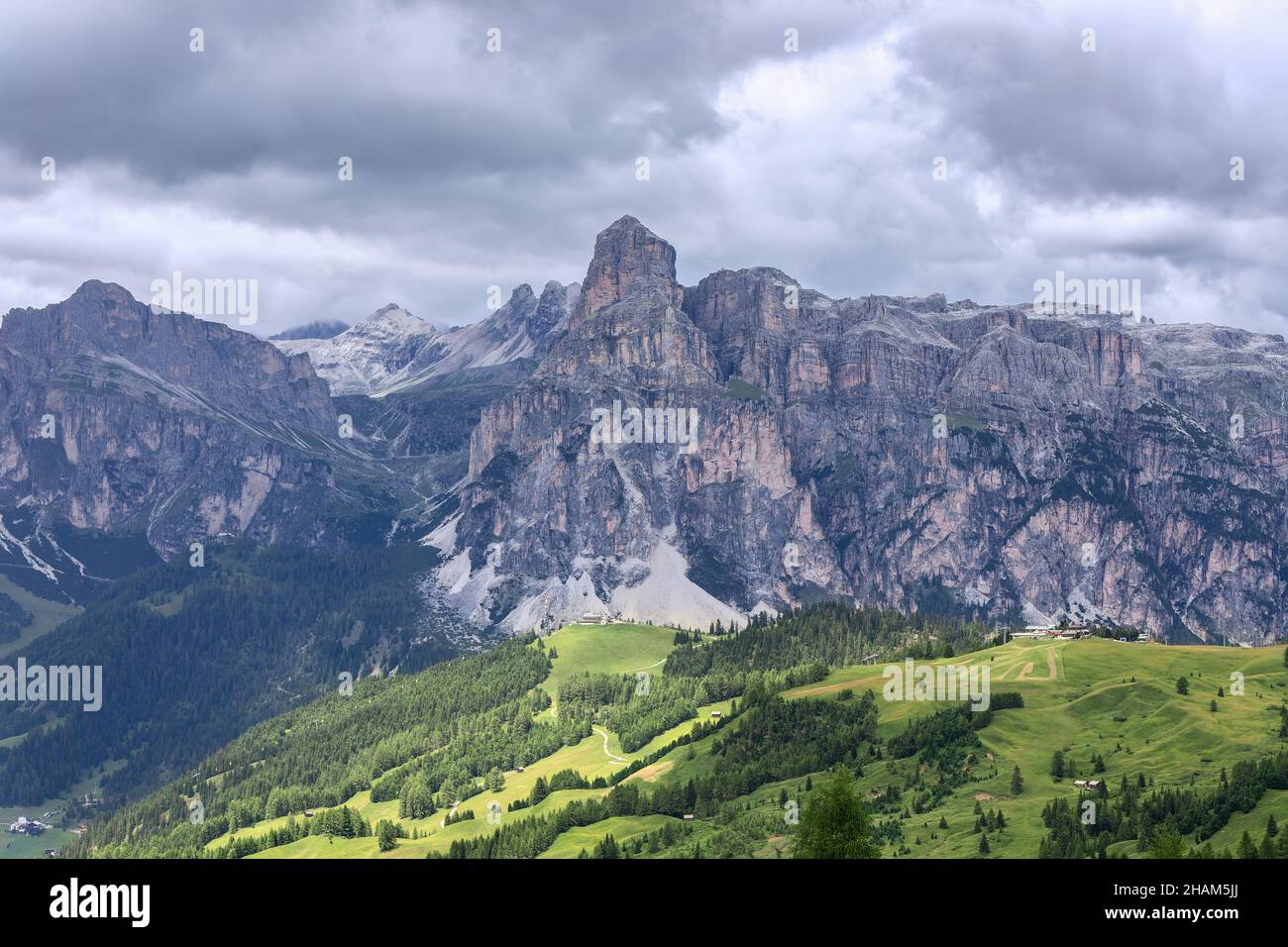 Die Bergkette der italienischen Dolomiten und der majestätische Berg Sassongher. Italien Stockfoto