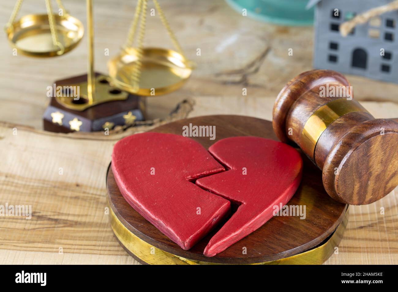 Hammer und gebrochenes Herzform in Scheidung-Konzept Stockfoto