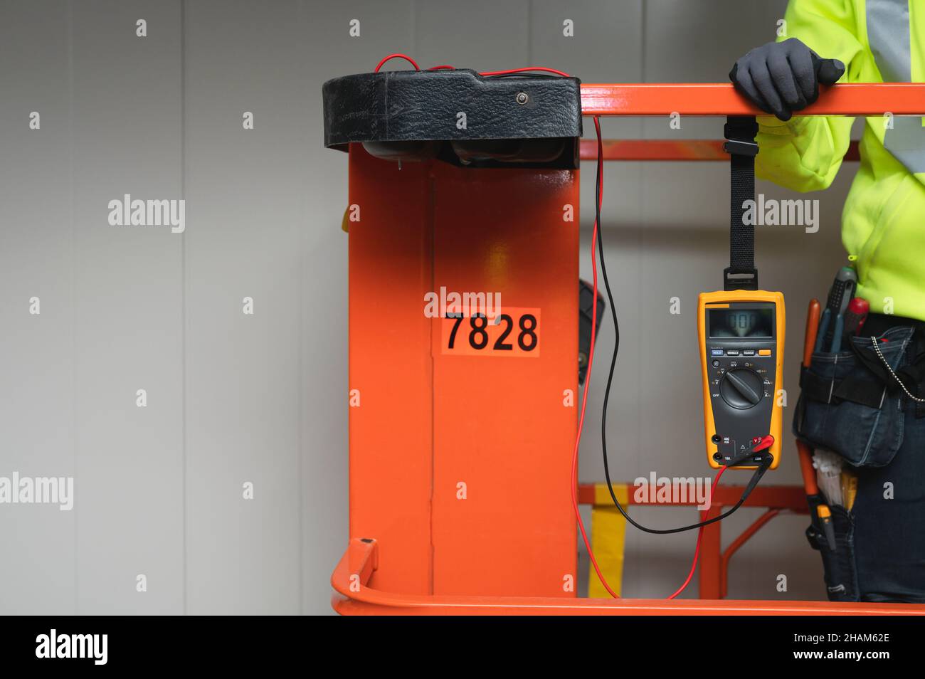 Techniker, der mit einem Multimeter arbeitet Stockfoto