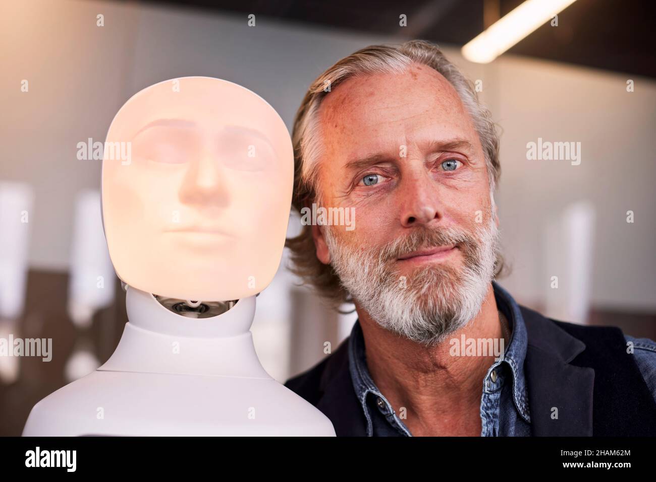 Porträt eines älteren Mannes mit Roboter-Sprachassistenten Stockfoto