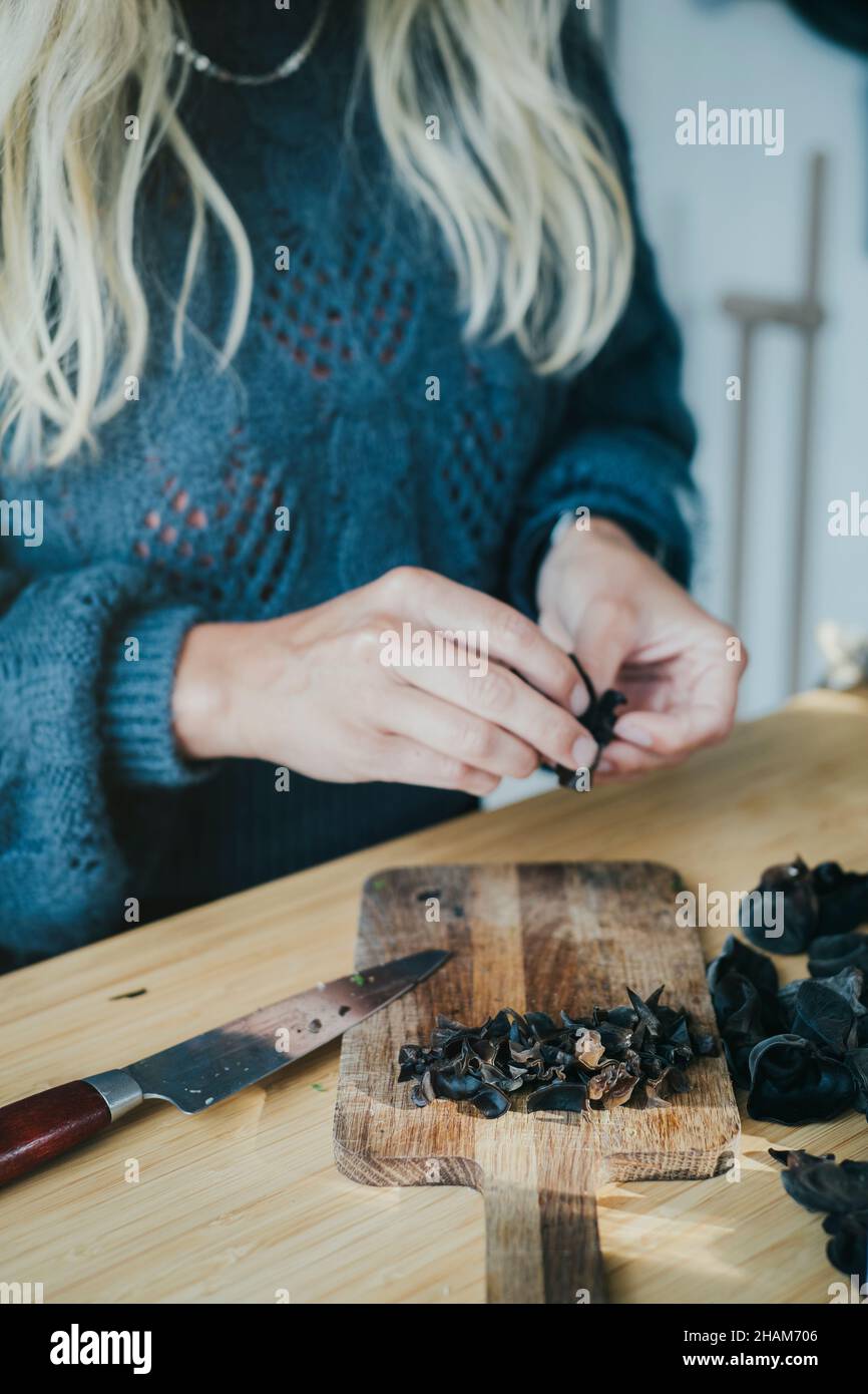 Mittelteil der Frau, die Essen zubereitete Stockfoto