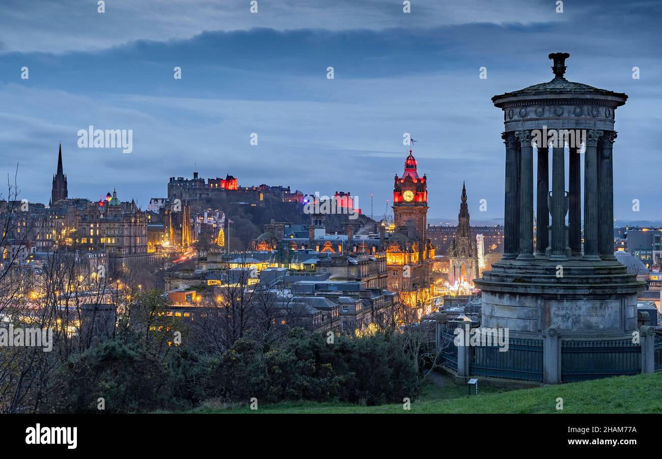 Abendliche Skyline der Stadt Edinburgh im Winter von Calton Hill, Schottland, Großbritannien Stockfoto