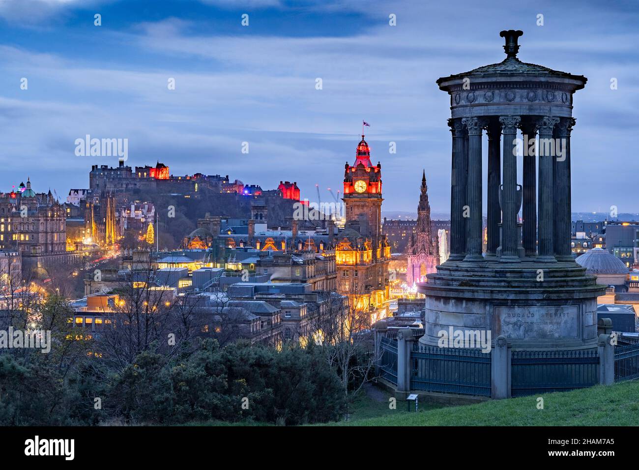 Abendliche Skyline der Stadt Edinburgh im Winter von Calton Hill, Schottland, Großbritannien Stockfoto