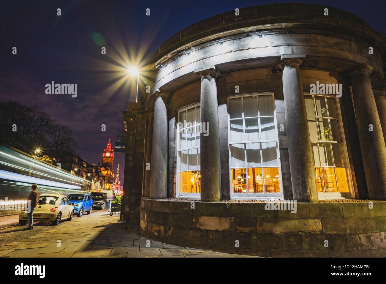 Nachtansicht des Howies Restaurants in Edinburgh, Schottland, Großbritannien Stockfoto