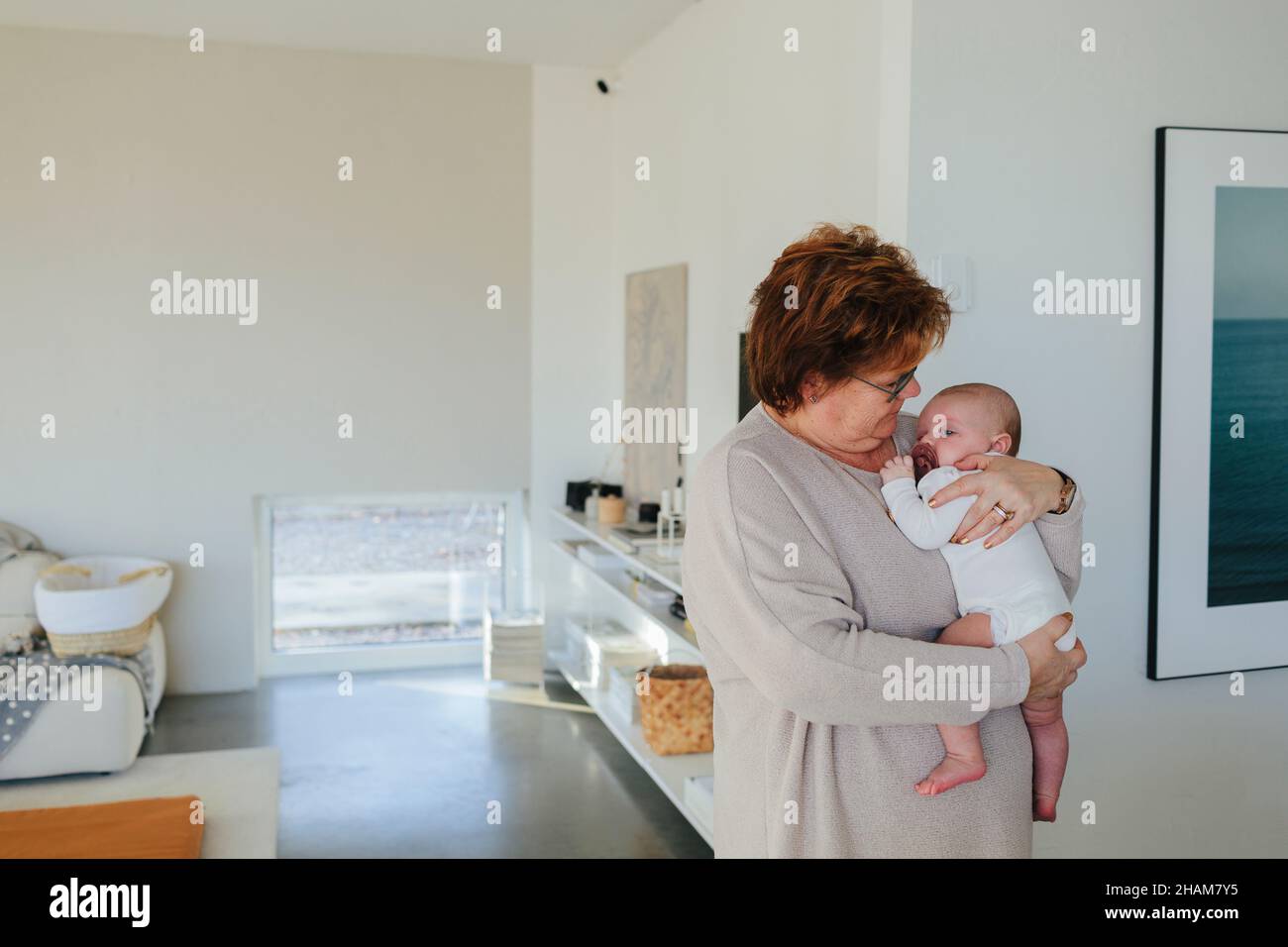 Großmutter mit Baby Enkelkind Stockfoto