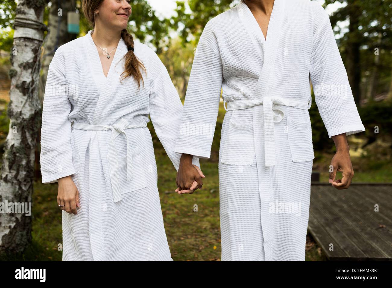 Paar im Bademantel Hand in Hand Stockfotografie - Alamy