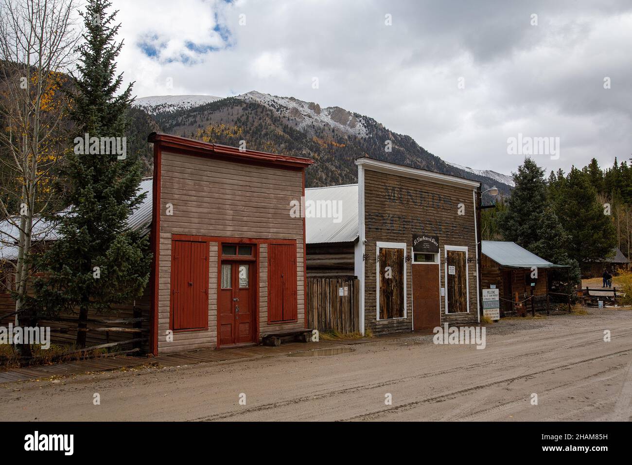 SAINT ELMOS, USA - 10. Okt 2021: Die Geisterstadt des St Elmo in der Nähe des Tin Cup Passes in den Colorado Rocky Mountains, USA Stockfoto