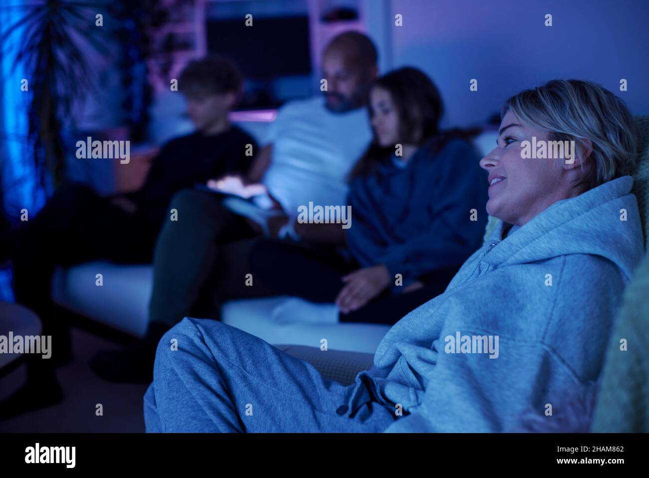 Familie mit Teenagern auf dem Sofa Stockfoto